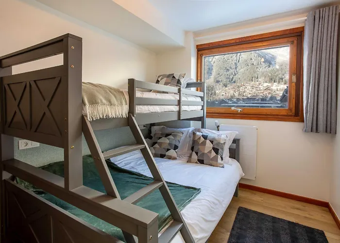 Les Trois Balcons - Year