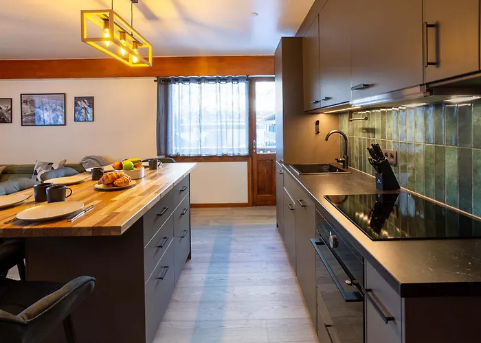 Les Trois Balcons - Year *